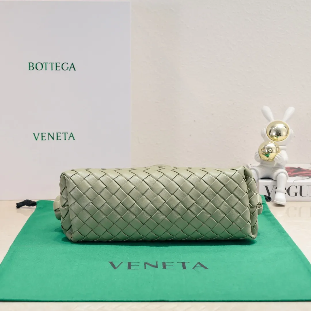 Batch 2260 Bitters Venetia 2024 summer series brings Lauren 1980 handbags back to the public eye. The design of the bag is inspired by ancient Roman architecture. It uses the brand's iconic Intrecciato lambskin woven bag body with a hard frame. No logo can be seen on the whole bag. It is equipped with a leather woven metal chain. When using it as a clutch, just put the chain directly in the bag ~ showing an elegant and timeless style. Decades later, when Lauren Hutton once again walked on the Bottega Venetia spring and summer show with this bag, the charm of the year still remains intact despite the passage of time. Size: 31.5*16.5*11 Style number: 5807#